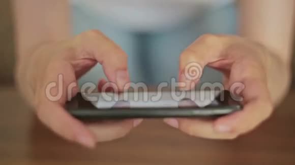 女人用手在智能手机上打短信视频的预览图