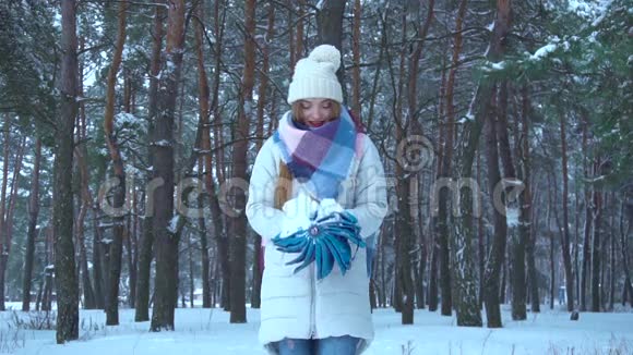 女孩在雪林中撑伞视频的预览图