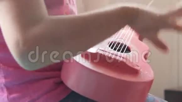 女孩斯特鲁明吉他玩具视频的预览图