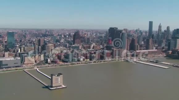 曼哈顿市中心金融混乱纽约市海景现代摩天大楼在美丽的4k空中无人机全景视频的预览图