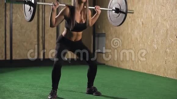 肌肉发达的年轻健身美丽的金发女孩举重交叉适合在健身房视频的预览图