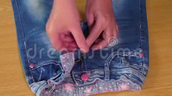 儿童服装蓝色儿童牛仔裤视频的预览图