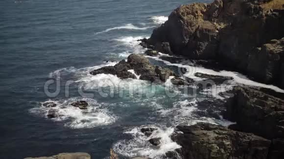 黑海风暴大浪在石岸破白沫在水上保加利亚视频的预览图