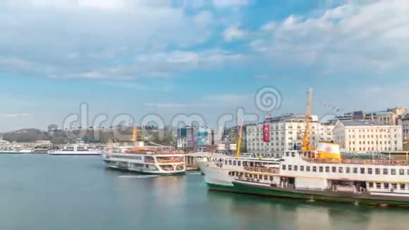 从土耳其伊斯坦布尔的加拉塔大桥可以看到博斯普鲁斯海峡的旅游船和摩天轮交通视频的预览图
