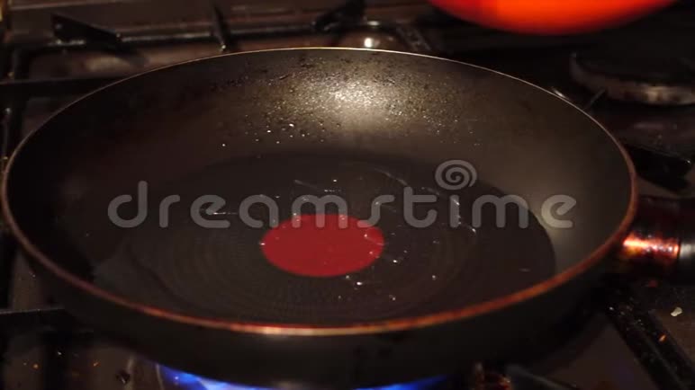 在煎锅里煮煎饼视频的预览图