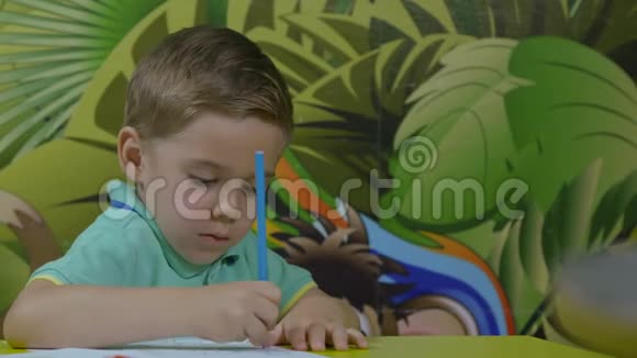 小男孩用彩色铅笔画画视频的预览图