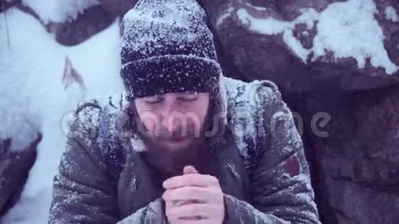 男人在起泡的寒冷中搓手视频的预览图