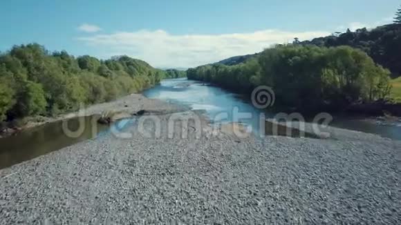 4k空中镜头沿着新西兰河流缓缓飞行视频的预览图