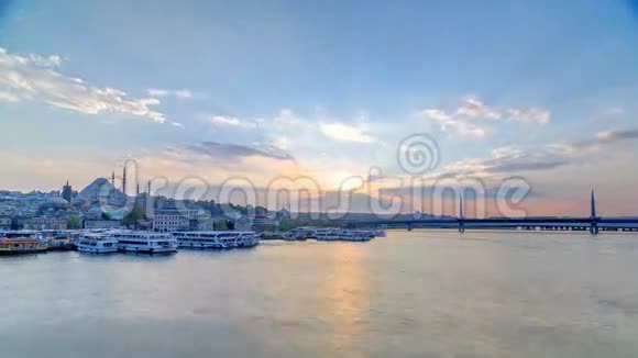 日落时分在黄金之角的客运渡轮伊斯坦布尔天际线土耳其视频的预览图