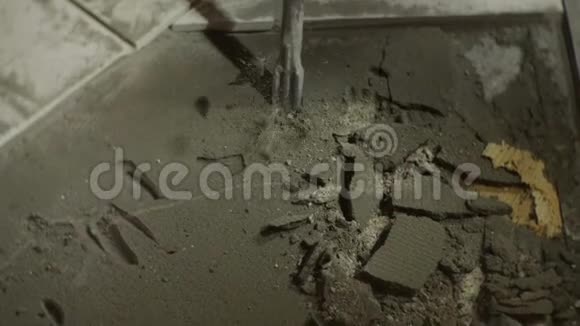 特写金属镐头破坏旧混凝土视频的预览图