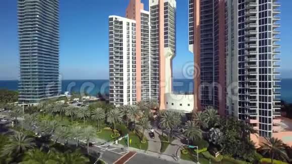 令人惊叹的高摩天大楼在沙滩海岸线迈阿密中心佛罗里达大西洋4k空中海景视频的预览图