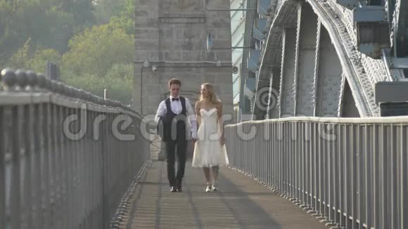 桥上新婚夫妇快乐视频的预览图