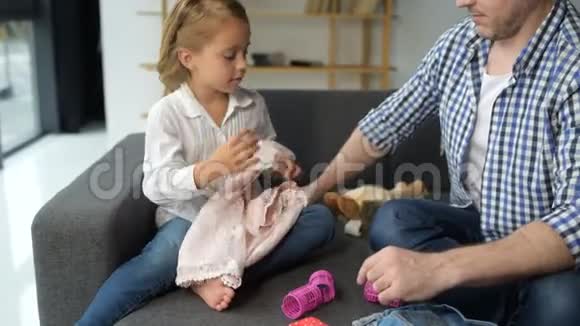 可爱的小女孩在玩弄她关心的父亲视频的预览图
