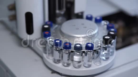带有试管的仪器在实验室内绕轴旋转视频的预览图