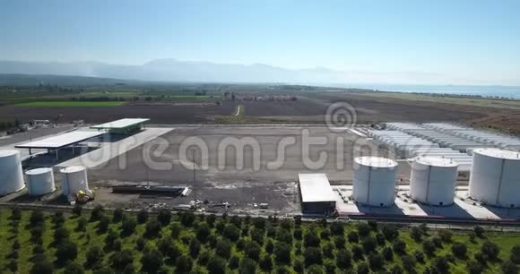 石油和天然气精炼厂的空中景观视频的预览图