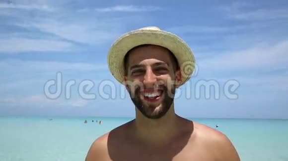 海滩上的快乐游客视频的预览图
