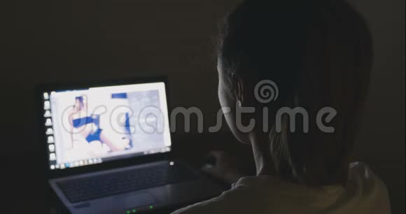 一位年轻的女设计师深夜在家拿着笔记本电脑视频的预览图