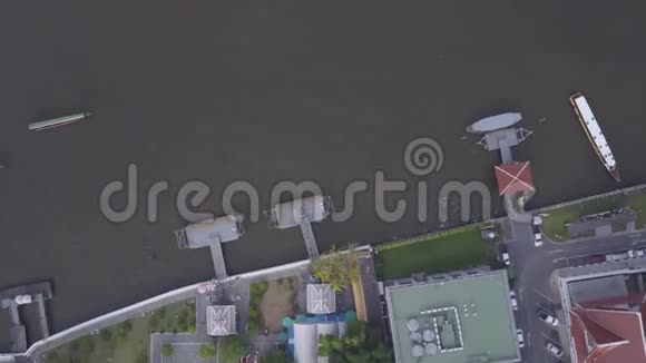 泰国曼谷工业航运港口鸟瞰图潮州江船河出租车运输的鸟瞰图视频的预览图