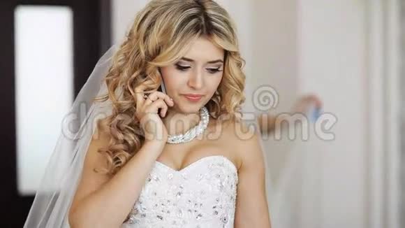快乐新娘在电话里说话视频的预览图