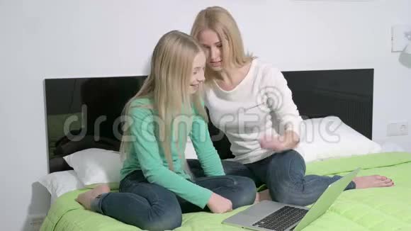 有吸引力的年轻家庭或母女使用笔记本电脑制定未来计划视频的预览图