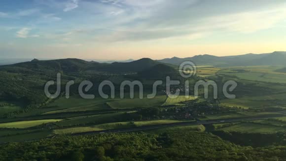 从洛沃斯山看捷克共和国波希米亚高原中部日落视频的预览图