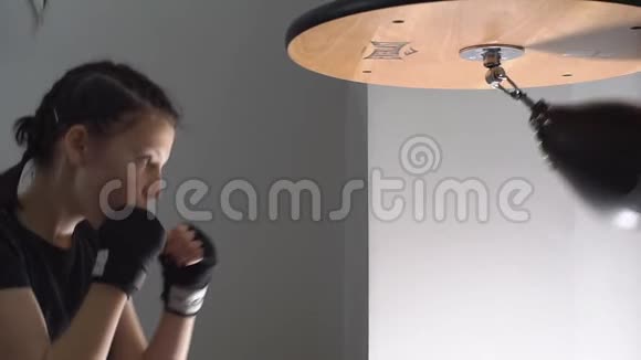 强壮的少女在拳击训练中克服了障碍慢动作视频的预览图