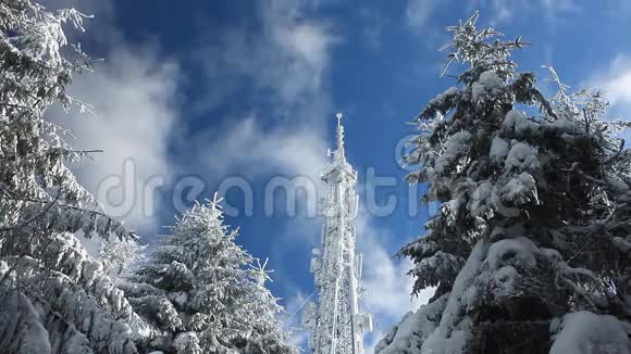 在蓝天背景下的雪中建造的细胞塔云层经过视频的预览图