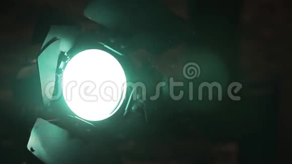 电影设备黑暗中的绿色聚光灯视频的预览图
