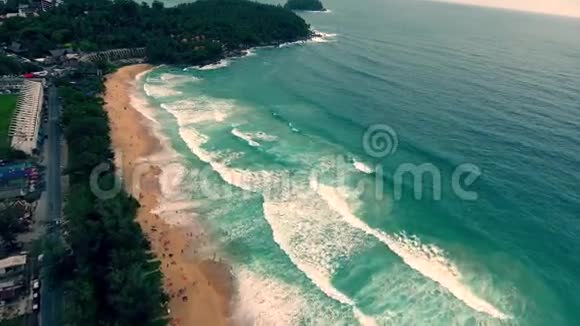 新加坡亚洲绿松石海洋白浪旅游船上令人叹为观止的热带岛屿上的4k空中海景无人机景观视频的预览图