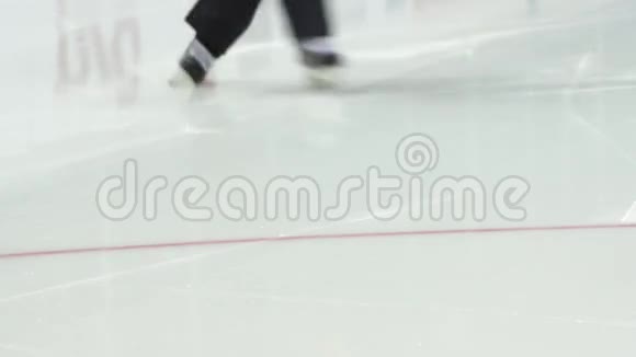 曲棍球裁判滑冰视频的预览图