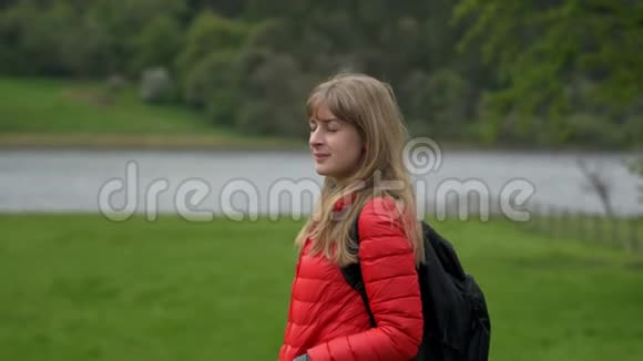 一位年轻漂亮的女士在爱尔兰旅行视频的预览图