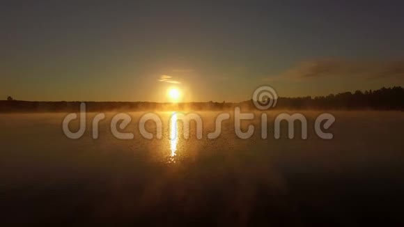 美妙的空中拍摄4k雾在日落湖上视频的预览图