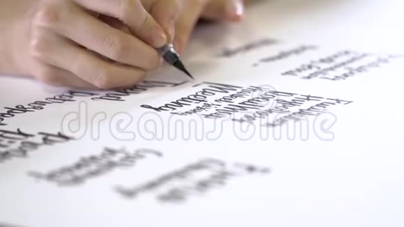 单词写在纸上的一栏里视频的预览图