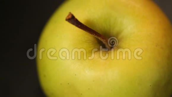 富含维生素的绿苹果苹果酒的生产健康饮食的有机水果视频的预览图