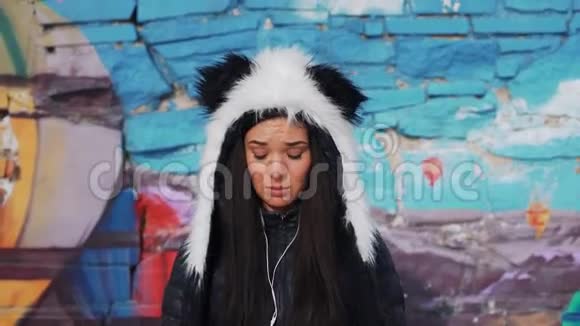 戴帽子熊猫的黑发女孩摄影棚画像视频的预览图