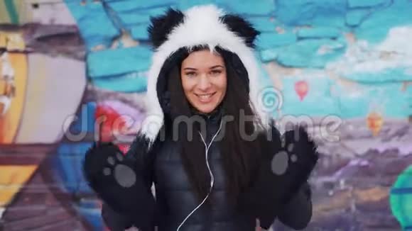 戴帽子熊猫的黑发女孩摄影棚画像视频的预览图