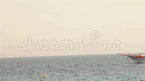海上游艇一艘白色游艇沿着海岸航行视频的预览图