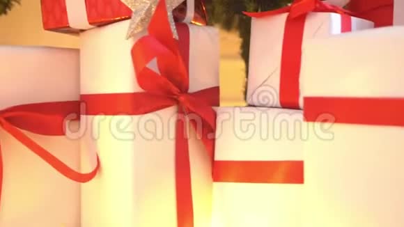 美丽的圣诞树装饰着球和灯礼物盒礼物在前面视频的预览图