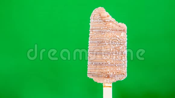 冰淇淋融化绿色背景视频的预览图