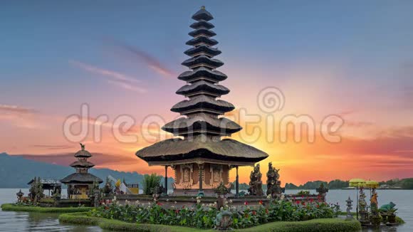 日落时分印度尼西亚巴厘岛乌伦丹努寺视频的预览图