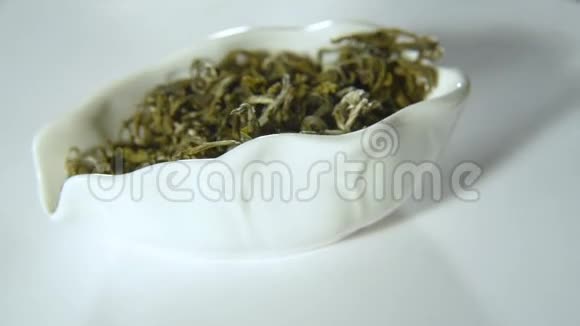 在白碗中旋转绿叶茶视频的预览图