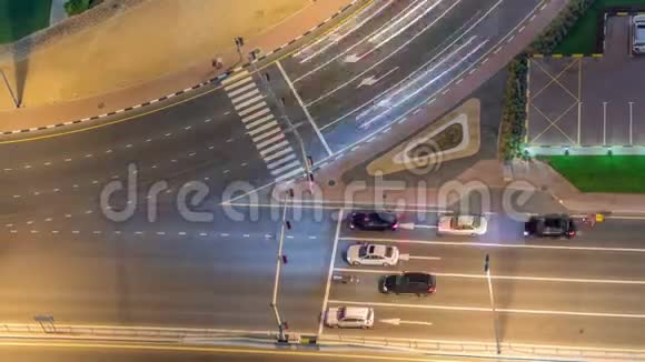 交通在朱美拉湖塔区的道路上的空中夜晚时间视频的预览图