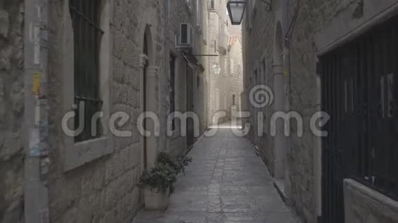 布德瓦旧区一条狭窄的街道视频的预览图