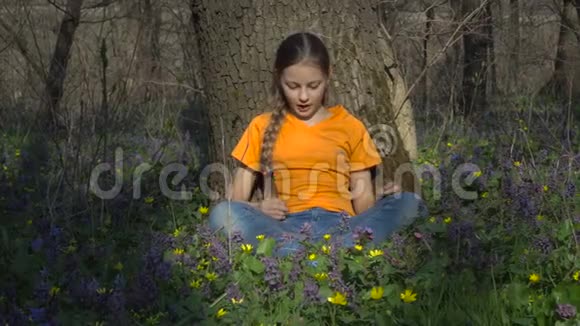 春天森林里快乐的小女孩视频的预览图