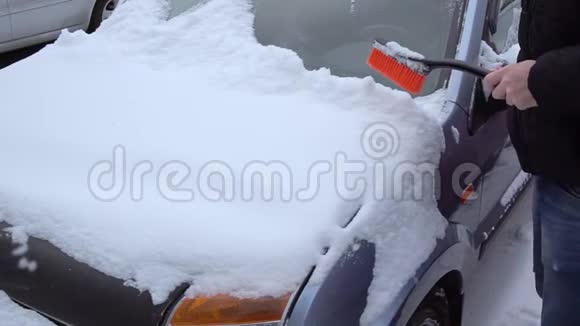 把车从雪中擦干净慢动作清晰视频的预览图