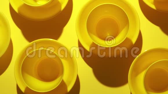 黄色塑料碗被放置在一层背景纹理视频的预览图