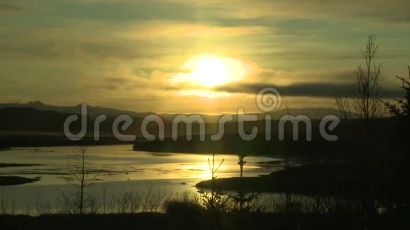 午夜太阳下的湖视频的预览图