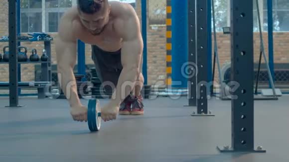健身者在健身房锻炼视频的预览图