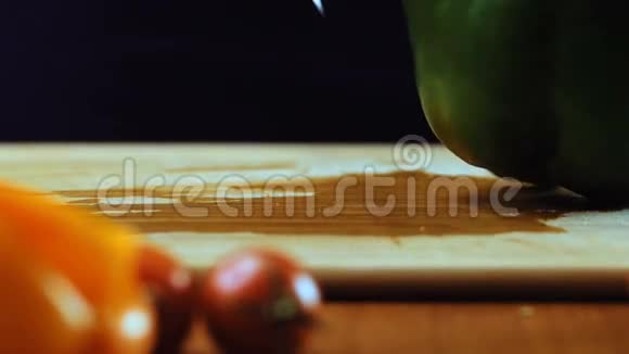 一个女人正在切青铃椒慢动作视频的预览图