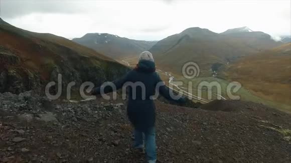 快乐的徒步旅行者伸出双臂在山上取得成就视频的预览图